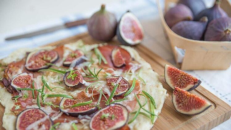 flammkuchen-mit-feigen-ziegenkaese-speck.jpg