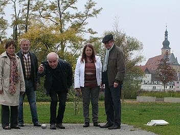 Begeisterte Boule-Spieler vor herrlicher Kulisse: Leni und Wolfgang Werner, Martin und Jocelyne Nicoly sowie Rolf Wenkheimer üben schon einmal für das Turnier am Sonntag.  Foto: Dieter