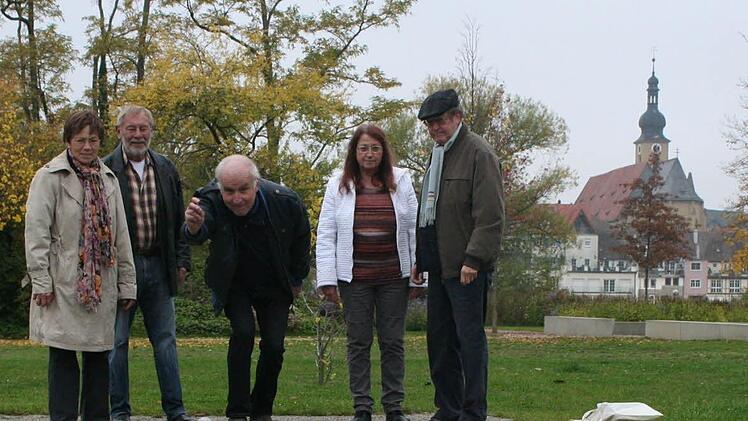Begeisterte Boule-Spieler vor herrlicher Kulisse: Leni und Wolfgang Werner, Martin und Jocelyne Nicoly sowie Rolf Wenkheimer üben schon einmal für das Turnier am Sonntag.  Foto: Dieter