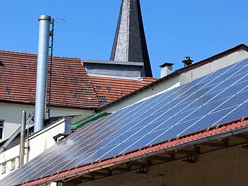Brauerei Düll Photovoltaik: 221 Module sorgen künftig auf dem Dach der Brauerei Düll für eine 98-prozentige Eigenstromerzeugung des Unternehmens. Fotos: Pfannes