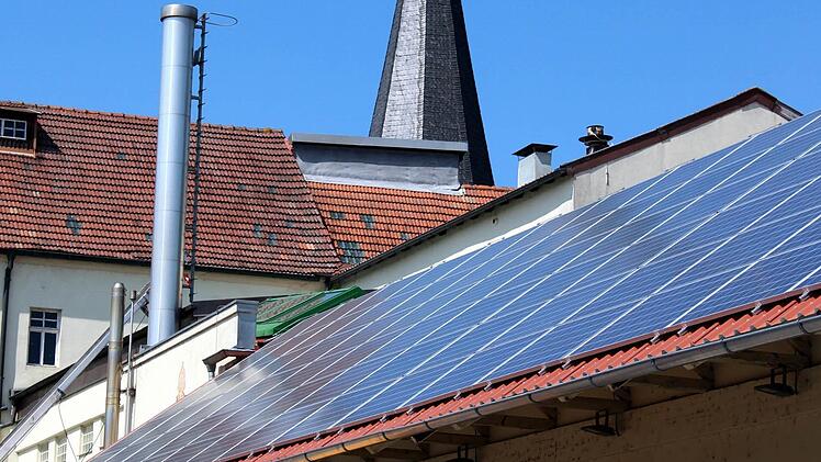 Brauerei Düll Photovoltaik: 221 Module sorgen künftig auf dem Dach der Brauerei Düll für eine 98-prozentige Eigenstromerzeugung des Unternehmens. Fotos: Pfannes