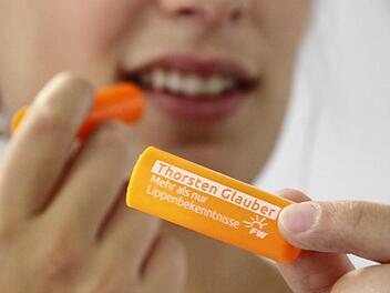 Der Landtagskandidat der Freien Wähler setzt auf witzige und praktische Wahlgeschenke. Damit liegt er voll im Trend: "Der Trend geht eindeutig zu witzig und praktisch", sagt Sven Frömmel von der Werbemittel-Firma "in Medias" aus Eggolsheim. Fotos: Nikolas Pelke