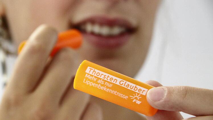 Der Landtagskandidat der Freien Wähler setzt auf witzige und praktische Wahlgeschenke. Damit liegt er voll im Trend: "Der Trend geht eindeutig zu witzig und praktisch", sagt Sven Frömmel von der Werbemittel-Firma "in Medias" aus Eggolsheim. Fotos: Nikolas Pelke