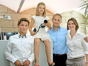 Leben und Arbeiten zwischen historischen Wänden (von links): Niklas, Carla, Dirk und Annette Lorenzen. Fotos: Thomas Heuchling