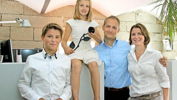 Leben und Arbeiten zwischen historischen Wänden (von links): Niklas, Carla, Dirk und Annette Lorenzen. Fotos: Thomas Heuchling