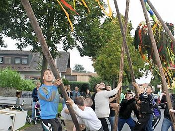352 Zigarettenlängen in Form einer Fichte stemmten die Neuhauser Burschen in die Höhe.  Fotos: Sonja Werner