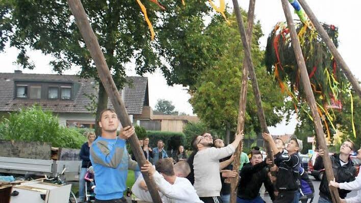 352 Zigarettenlängen in Form einer Fichte stemmten die Neuhauser Burschen in die Höhe.  Fotos: Sonja Werner