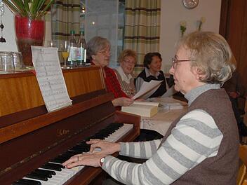 Erika Kossakowski begleitet die Senioren beim Singkreis im Awo-Heim Neustadt. Im Hintergrund weitere Damen des Katholischen Deutschen Frauenbundes der Gemeinde Verklärung Christi in Neustadt. Fotos: Rainer Lutz