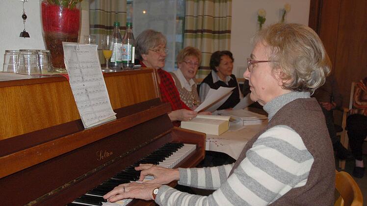 Erika Kossakowski begleitet die Senioren beim Singkreis im Awo-Heim Neustadt. Im Hintergrund weitere Damen des Katholischen Deutschen Frauenbundes der Gemeinde Verklärung Christi in Neustadt. Fotos: Rainer Lutz