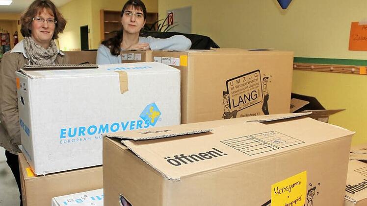 Pfarrerin Tanja Vincent und Kindergartenleiterin Manuela Dorst an bereits gepackten Umzugskartons im Schneyer Kindergarten Fotos: Ramona Popp