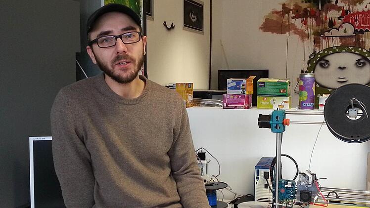 Projektleiter Chris Herrmann kennt sich mit den Maschinen im Fab Lab gut aus. Foto: irfe