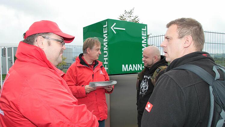 Betriebsratsvorsitzender Peter Föttinger (Zweiter von links) und dessen Stellvertreter Stephan Zeitler (links) von der Firma Mann und Hummel in Himmelkron verteilten Informations-Broschüren zum Thema Werkverträge. Foto: Jürgen Gärtner
