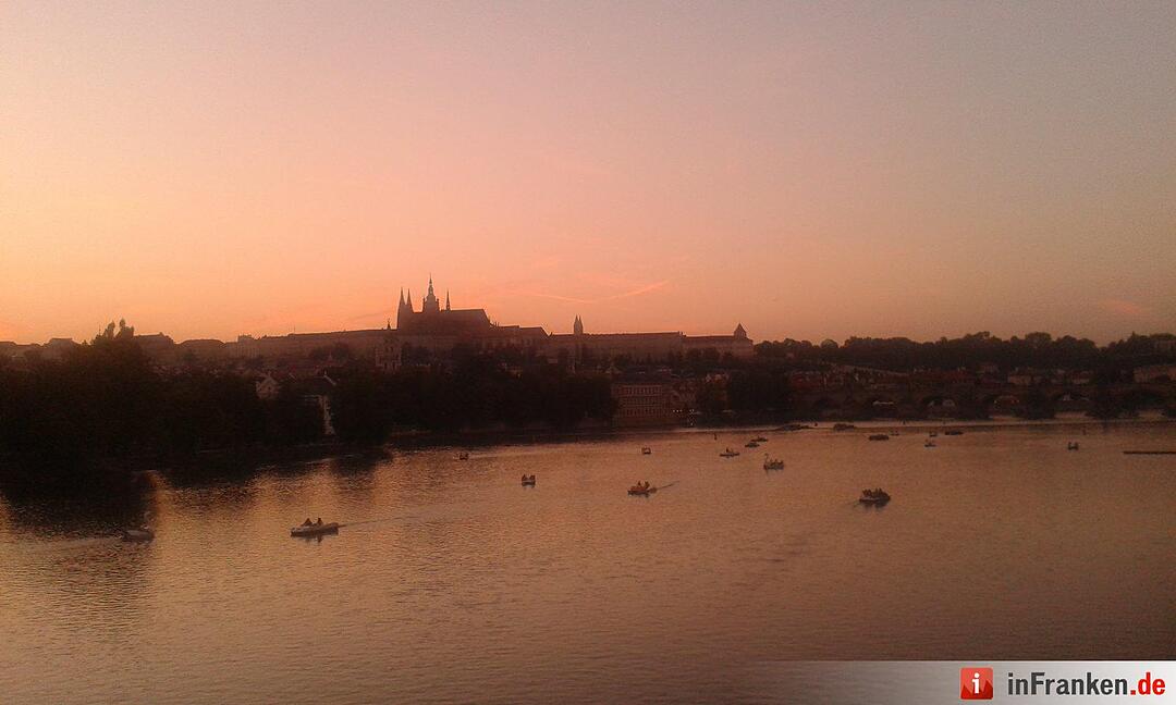 Die Silhouette von Prag am Abend