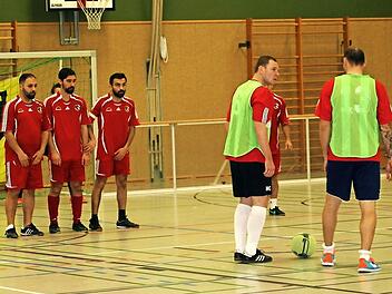 Patrick Gnad und Michael Gebhardt (v. re.) von der Tartan Army Burk stehen im Finale gegen die MAN-Trucker (rot) zum Freistoß bereit. Tore gab es aber erst im Neunmeter-Schießen.  Fotos: Klaus Möller