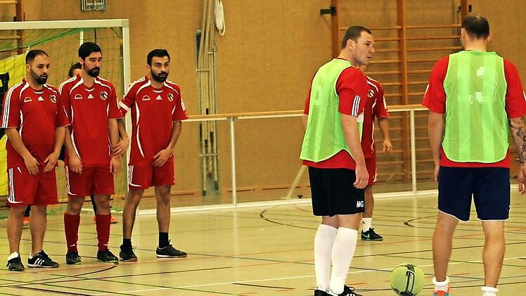 Patrick Gnad und Michael Gebhardt (v. re.) von der Tartan Army Burk stehen im Finale gegen die MAN-Trucker (rot) zum Freistoß bereit. Tore gab es aber erst im Neunmeter-Schießen.  Fotos: Klaus Möller