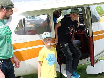 Gerade steigt Holger Danzscher mit seinem beiden Söhnen Eric und Hagen (rechts) aus dem Cessna-Flieger. Die Jungs nutzten das Familienfest auf dem Hammelburger Flugplatz "Hohe Landz" für ihren ersten Rundflug. Foto: Gerd Schaar