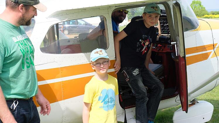 Gerade steigt Holger Danzscher mit seinem beiden Söhnen Eric und Hagen (rechts) aus dem Cessna-Flieger. Die Jungs nutzten das Familienfest auf dem Hammelburger Flugplatz "Hohe Landz" für ihren ersten Rundflug. Foto: Gerd Schaar