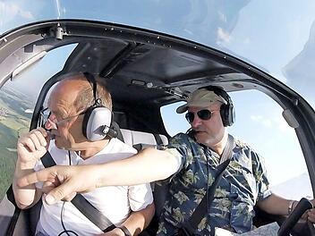 Luftbeobachter Winfried Götz (links) und Pilot Andreas Elsner halten Ausschau nach Waldbränden. Sie fliegen über das östliche Unterfranken.