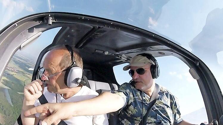 Luftbeobachter Winfried Götz (links) und Pilot Andreas Elsner halten Ausschau nach Waldbränden. Sie fliegen über das östliche Unterfranken.