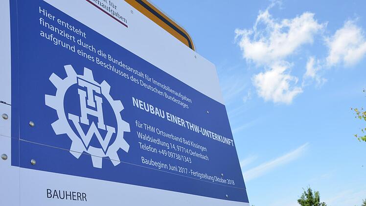 Erster Spatenstich zum Neubau des THW in Bad Kissingen.  Foto: Peter Rauch