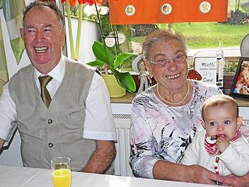 Diamantene Hochzeit feierte das Ehepaar Luzia und Josef Reu&szlig; in Gemeinfeld. J&uuml;ngste Gratulantin war Urenkelchen Ida. Foto: Klemens Albert