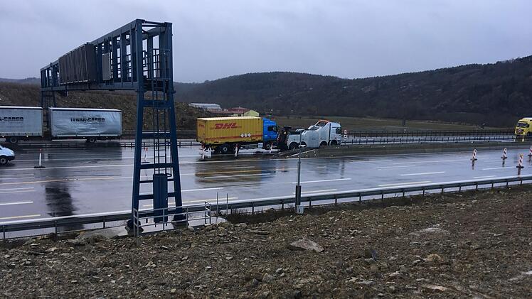 Nach einem Unfall ist die A3 im Kreis Würzburg komplett gesperrt. .  Foto: NEWS5 / Höfig