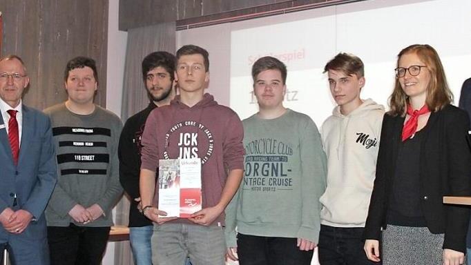 So sehen Sieger aus. Die Jungs von "Lucky 7" mit ihrem Lehrer Jörg Mausolf, dazwischen Carina Feulner von der Sparkasse Foto: Wendelin Mark