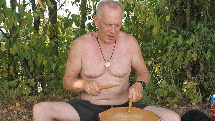 Hans J&ouml;rg Lorenz (54) hat seine Schlagzeugplatte mitgebracht,   er &uuml;bt am liebsten am See. Foto: Sonny Adam