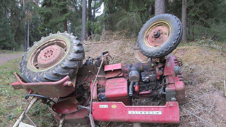 Schrecklicher Unfall in Iggensbach in Niederbayern: Bei Waldarbeiten ist am Freitag ein 54-Jähriger tödlich verletzt worden, als er unter seinen Traktor geriet. Symbolfoto: Polizei Neustadt bei Coburg