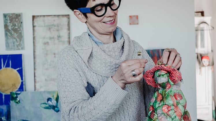 Barbara Bollerhoff bastelt in ihrem Atelier an einem Hut für ihre Humsera.  Fotos: Lea Schreiber