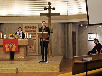 Theresa Debelka stellt sich der Gemeinde vor.