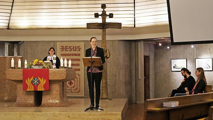 Theresa Debelka stellt sich der Gemeinde vor.