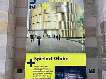 Der Stein beziehungsweise das Plakat des Anstoßes: Unter dem kleinen Modellfoto des Globe steht als Quelle "ABE Architekturbüro Eichhorn + Partner". Die eigentlichen Urheber würden aber fehlen, und die Stadt sei zur Nennung der Namen verpflichtet, sagt der Anwalt Eckart Staritz. Foto: Lucy Hauptmann