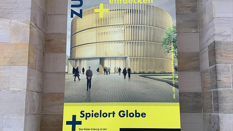 Der Stein beziehungsweise das Plakat des Anstoßes: Unter dem kleinen Modellfoto des Globe steht als Quelle "ABE Architekturbüro Eichhorn + Partner". Die eigentlichen Urheber würden aber fehlen, und die Stadt sei zur Nennung der Namen verpflichtet, sagt der Anwalt Eckart Staritz. Foto: Lucy Hauptmann