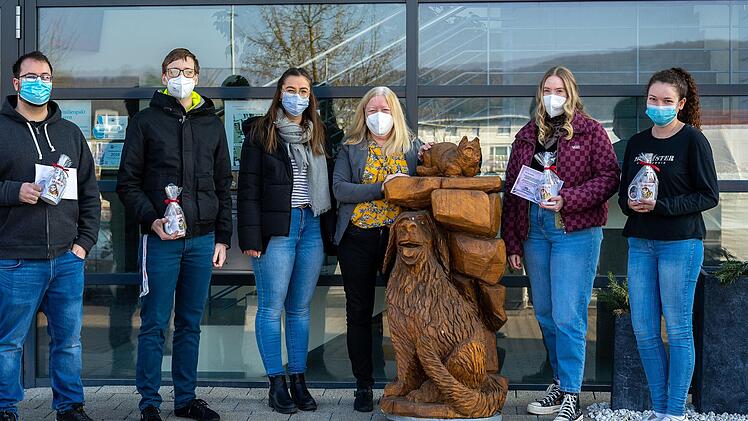 Elisabeth Müller (Geschäftsleitung; Vierte von links) und Fabienne Büchner (Personal-abteilung; Dritte von links) freuen sich mit den ehemaligen Azubis über den erfolgrei-chen Abschluss ihrer Ausbildung.
