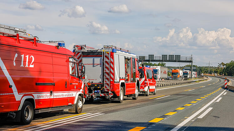 Auffahrunfall zwischen zwei Lastwagen in Baustelle