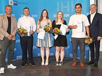 Die Prüfungsbesten erhalten Urkunden für ihre Leistungen.