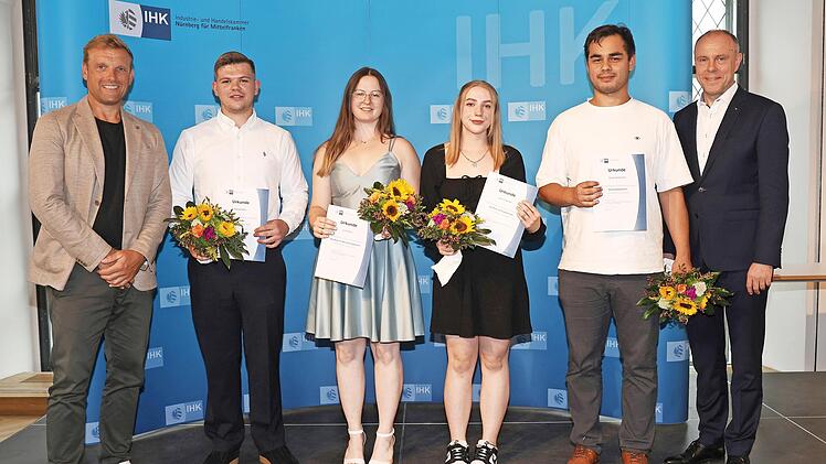 Die Prüfungsbesten erhalten Urkunden für ihre Leistungen.