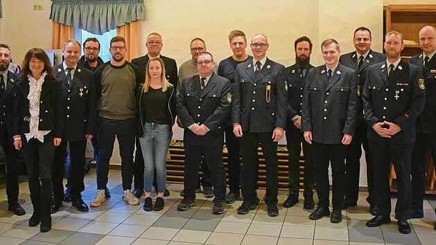 Unser Bild zeigt (von links) Mario Sterzer, Christine Frie&szlig;, Michael Wachter, Clemens H&auml;upl, Florian Luft, Reiner F&ouml;lk, Nicola Reinhardt, Bernd B&auml;r, Roland Heinlein, Markus Ludwig, Heiko Heierth, Marcel B&auml;r, Fabian Weich, KBM Michael Kannengie&szlig;er,...