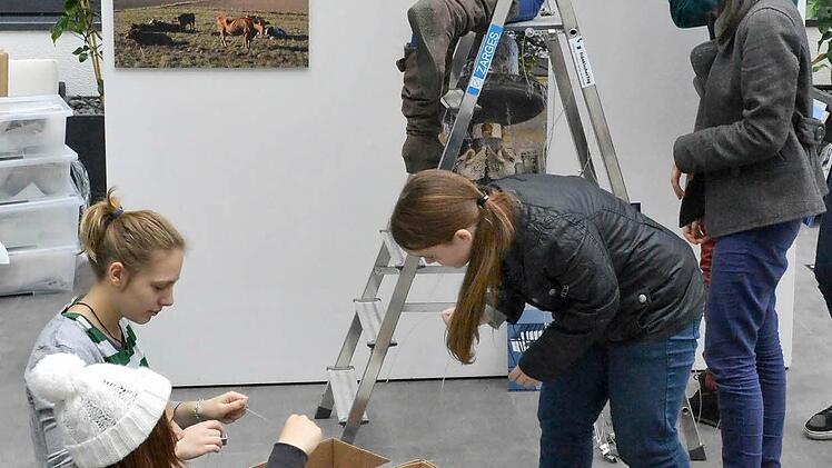 Der Aufbau der Ausstellung "Transit @ school" im Mediengarten. Ab Freitag sind die Bilder der Schülerinnen zu sehen.