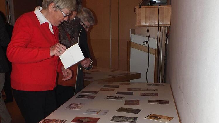 Verschiedene Kreuzdarstellungen waren im Vortragsraum zur Ansicht ausgelegt. Foto: Manfred Welker