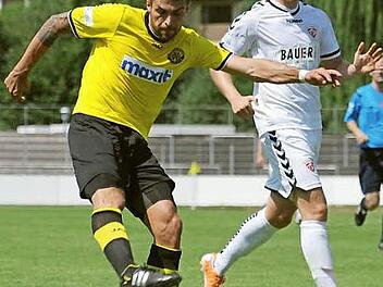 Der Bayreuther Stürmer Tobias Ulbricht visiert das Buchbacher Tor an. Rechts Kevin Hingerl. Foto: Peter Mularczyk
