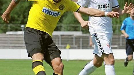 Der Bayreuther Stürmer Tobias Ulbricht visiert das Buchbacher Tor an. Rechts Kevin Hingerl. Foto: Peter Mularczyk