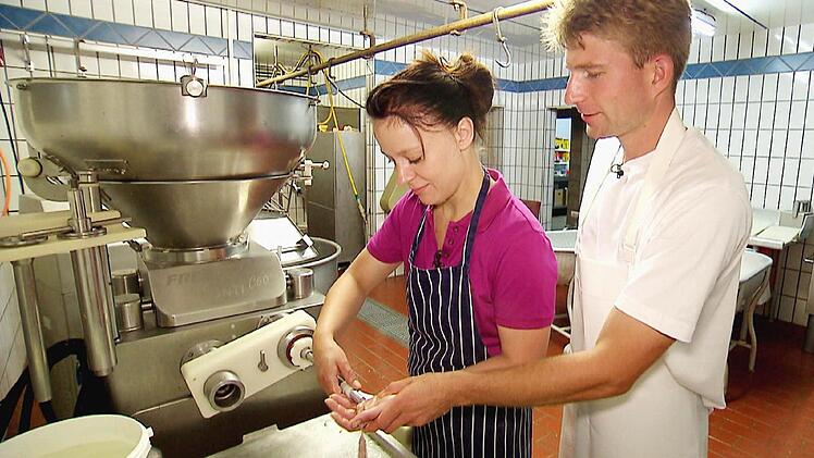 Janine und Rolf beim Wurstmachen. Foto: RTL