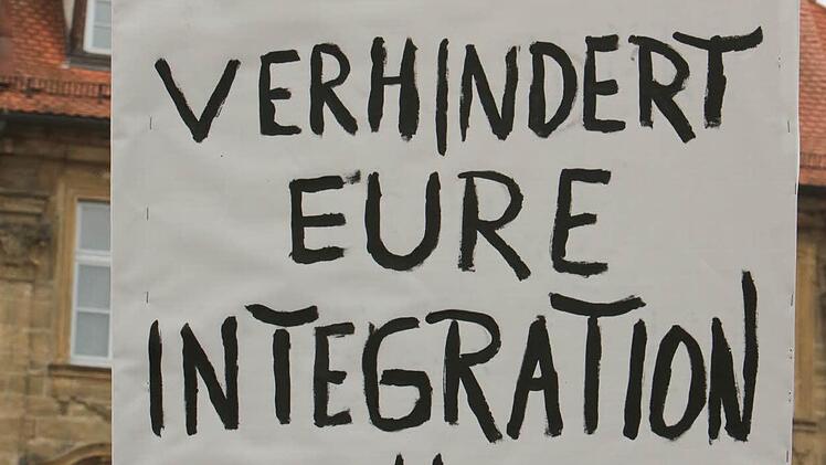 Absage an Nazis: Zahlreiche Plakate hatten Demonstranten dabei. Foto: Barbara Herbst