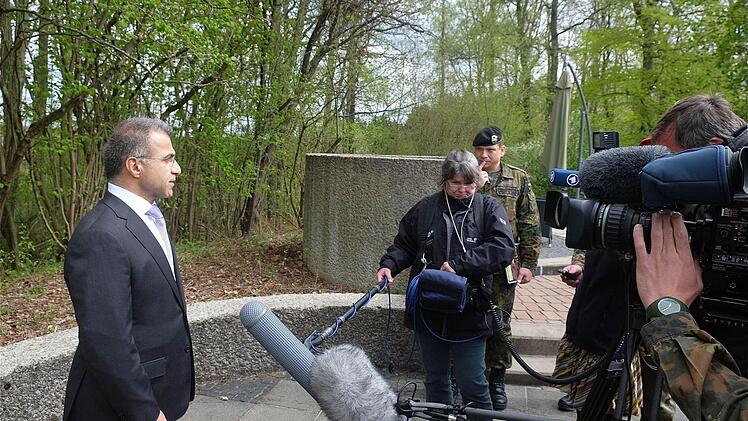 Zu einem Statement für die Presse kam Dilshad Barzani und traf mit Brigadegeneral Gert Johann Hagemann zusammen. Foto: Schaar