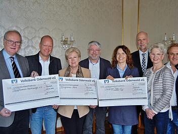 Freudige Gesichter bei Empfängern und Spendern: (von links) Reinhard Höhn, Vorsitzender des Bad Kissinger Hospizvereins, Stefan Schaible, geschäftsführender Gesellschafter der Schaible Immobiliengruppe (Rastatt), Brigitte Wolf und Harald Beyer, Vorstand im Bürgerkreis Nord, Marina Schachenmayer-Wiesend, Schatzmeisterin des Vereins Kissinger Tafel, Oberbürgermeister Kay Blankenburg sowie Sieglinde Jutt, geschäftsführende Gesellschafterin der Schaible Immobiliengruppe, und Alfred Jutt, Schaible...