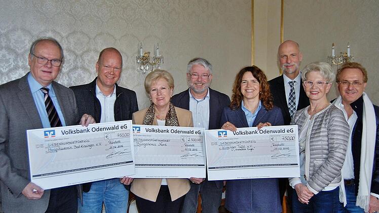 Freudige Gesichter bei Empfängern und Spendern: (von links) Reinhard Höhn, Vorsitzender des Bad Kissinger Hospizvereins, Stefan Schaible, geschäftsführender Gesellschafter der Schaible Immobiliengruppe (Rastatt), Brigitte Wolf und Harald Beyer, Vorstand im Bürgerkreis Nord, Marina Schachenmayer-Wiesend, Schatzmeisterin des Vereins Kissinger Tafel, Oberbürgermeister Kay Blankenburg sowie Sieglinde Jutt, geschäftsführende Gesellschafterin der Schaible Immobiliengruppe, und Alfred Jutt, Schaible...