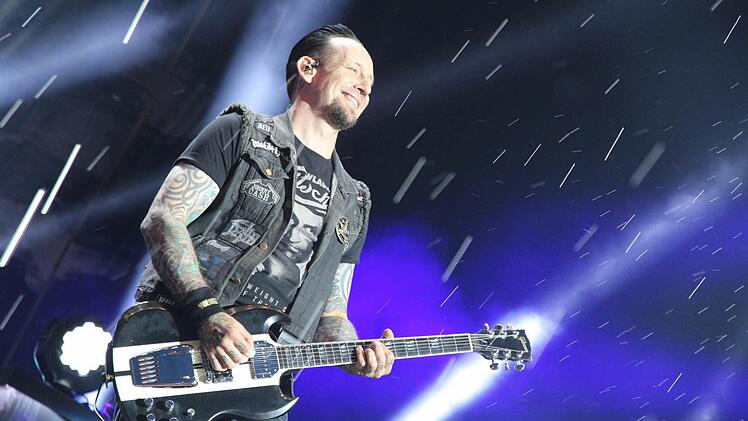 Mit zirka 30 Minuten Verspätung begann am Samstagabend der Headliner Volbeat mit Sänger Michael Poulsen. Fotos: Tobias Stich
