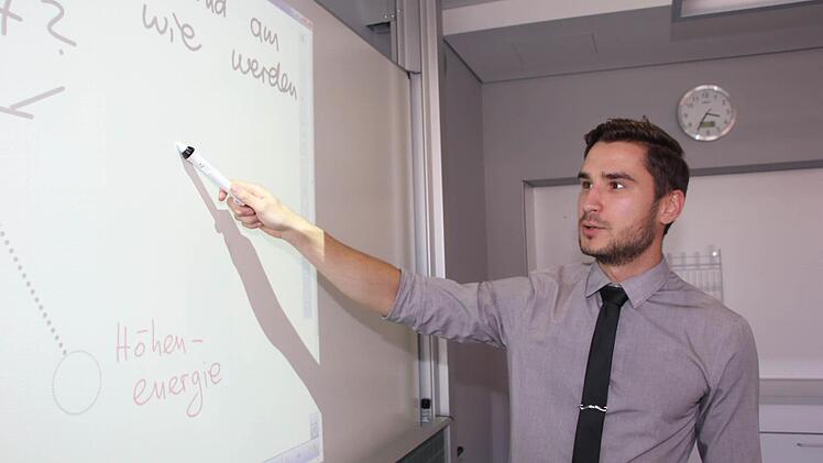 Die Räume am KZG sind ultramodern. Die klassische Tafel nutzt Johannes Mann für seinen Unterricht nur noch selten.  Foto: Andreas Schmitt